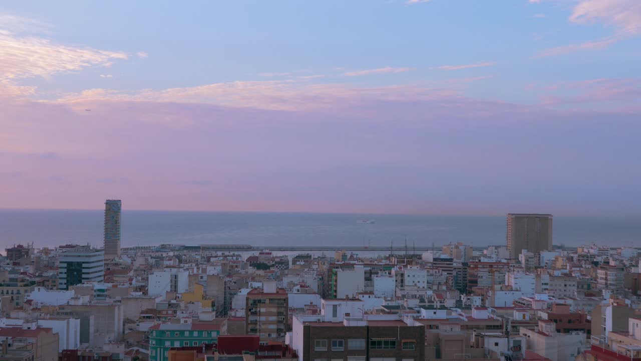 바다로 아름다운 도시 풍경