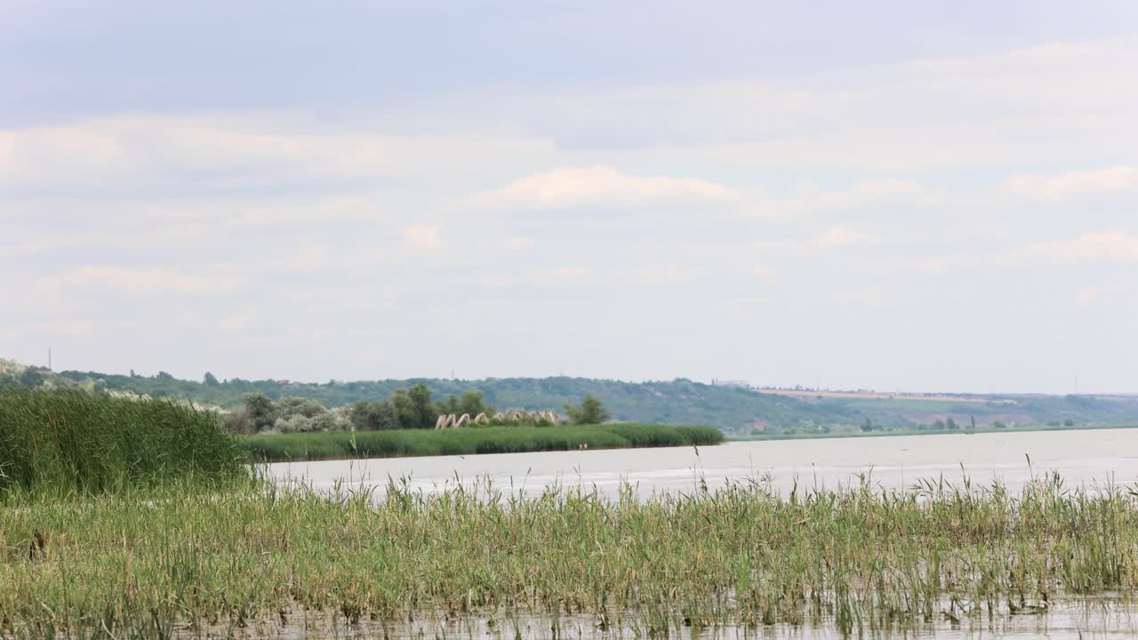 시골의 고요한 호수 위에 흐린 하늘 - 넓은