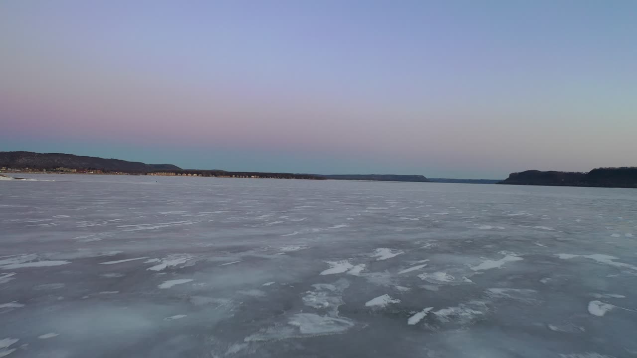 저녁에 얼어붙은 강