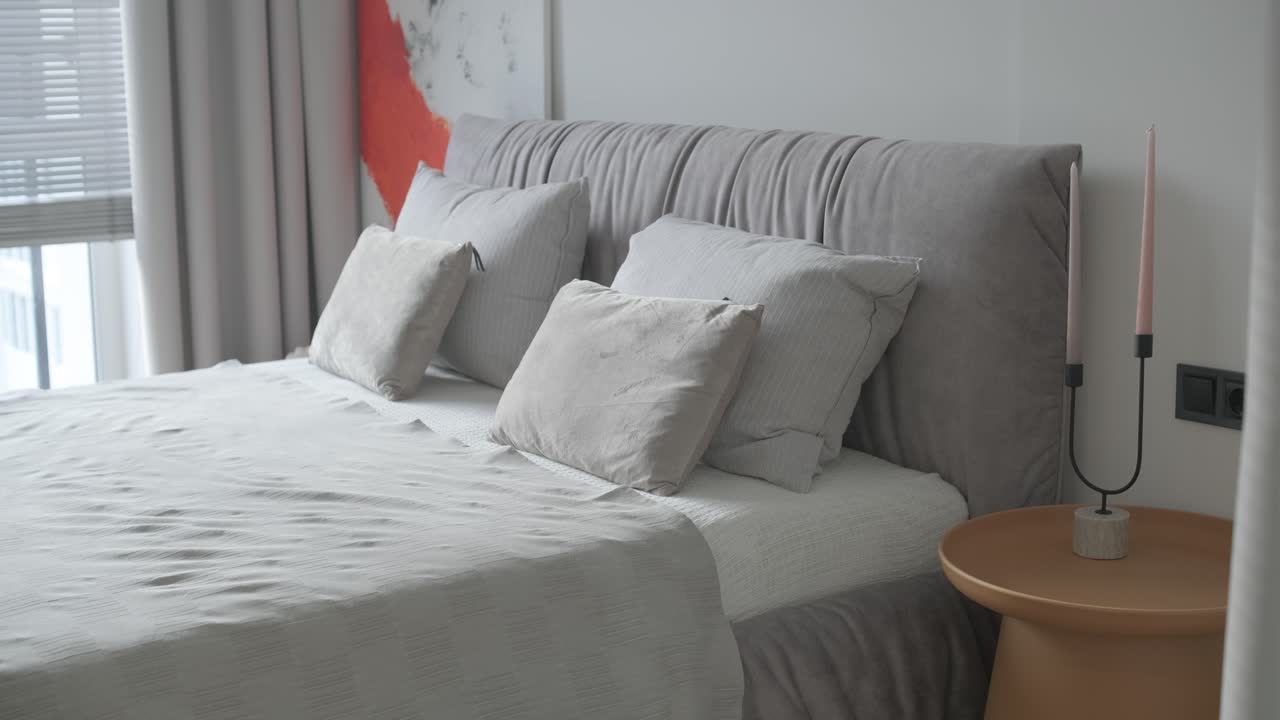 diseño y decoración de dormitorios interiores de lujo modernos. cama maestra de tamaño king.