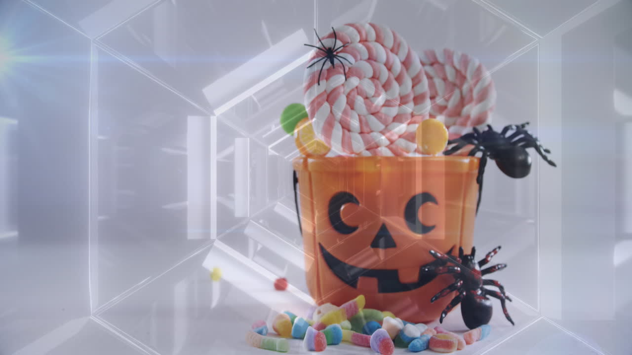 회색 배경에 할로윈 무서운 호박 버 ⁇ 에서 거미와 사탕 위에 반 ⁇ 이는 터널