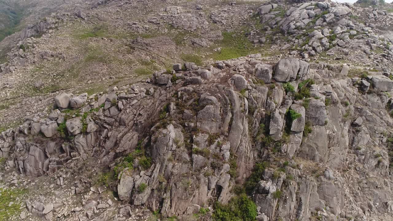 formación de rocas en las montañas vista aérea
