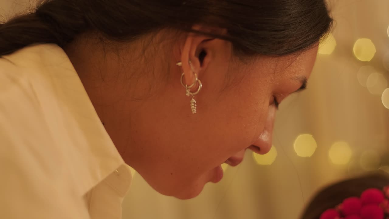 madre e hija preparándose para la celebración de navidad