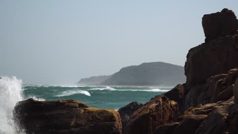 Olas-Del-Mar-Del-Sur-De-China-Chocan-Contra-Las-Rocas-En-Hang-Rai,-Vietnam