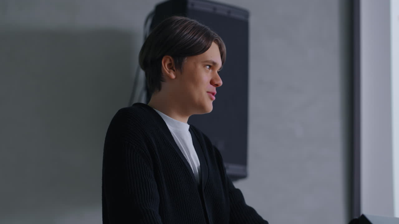 подросток делает технологическую презентацию