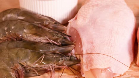 variedad de carnes, camarones y nueces exhibidas