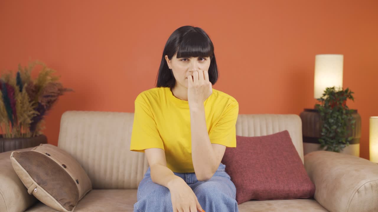 그 여자는 손 ⁇ 을  ⁇ 고 있습니다.