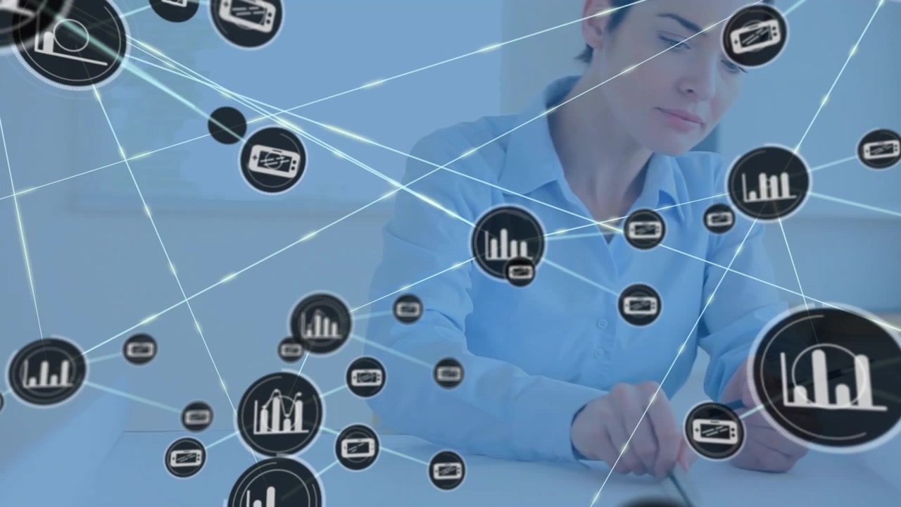 Animazione di una rete di connessioni con icone su un'architetta caucasica con progetti.