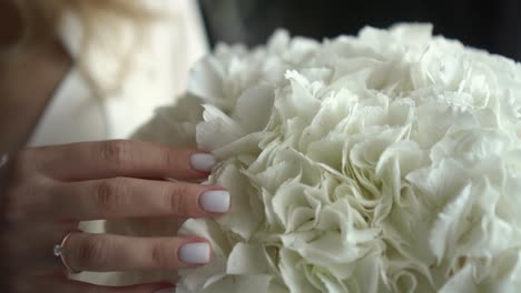 wedding bouquet in the hands of the bride 01