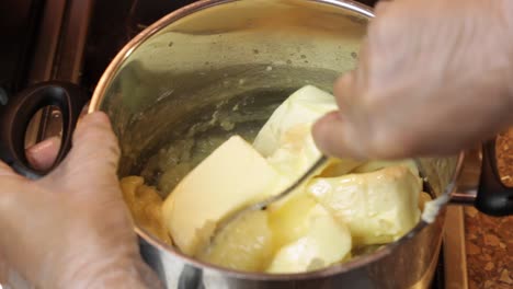 Zerkleinern-Von-Butter,-Die-In-Einem-Topf-Erhitzt-Wird,-Um-Ein-Rezept-Für-Gekochte-Glasur-Zu-Erhalten