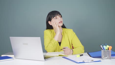 노트북을 보는 여성은 사려 깊습니다.