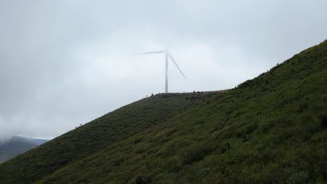 imágenes aéreas que muestran un aerogenerador generando energía.