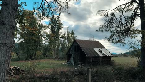 abandoned barn in the countryside
