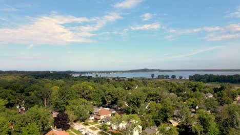 Aerial-rise-with-Mavic-Drone-over-Muskegon,-MI