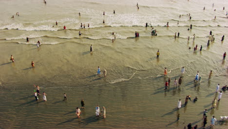 Rápido-Movimiento-De-Acercamiento-De-Drones-En-La-Playa-Con-Vista-Al-Mar-Karachi-Pakistán-Haciendo-Silueta,-Una-Gran-Multitud-Vino-A-Disfrutar