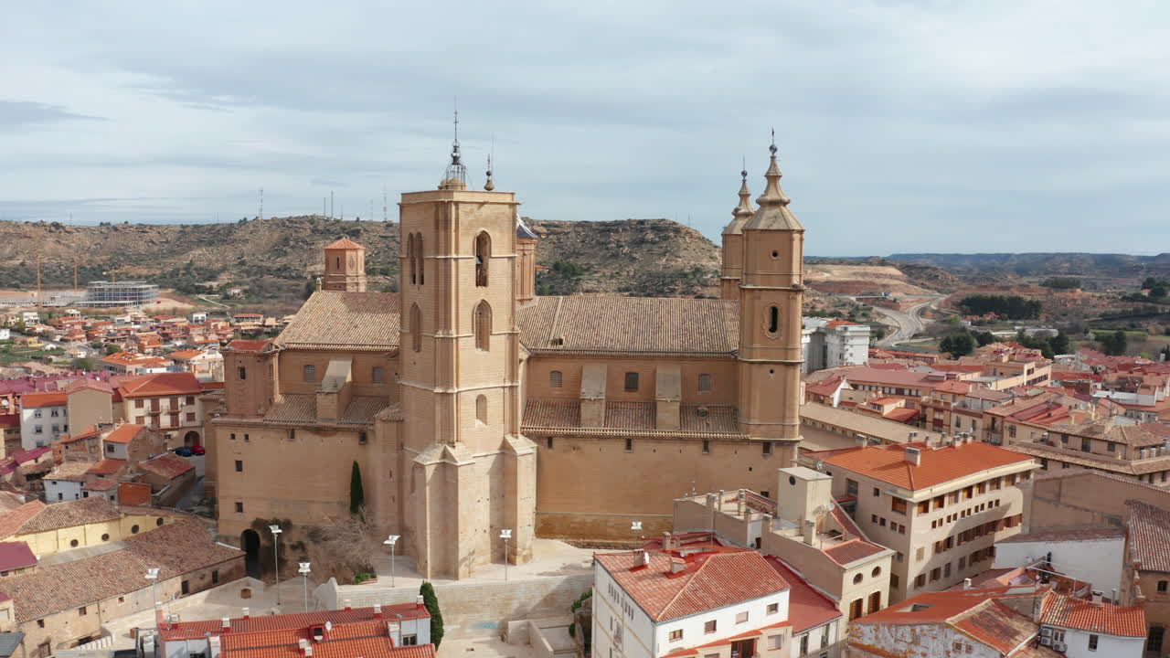 santa maría la mayor alcañiz españa vuelo aéreo alrededor de la iglesia aragón teruel