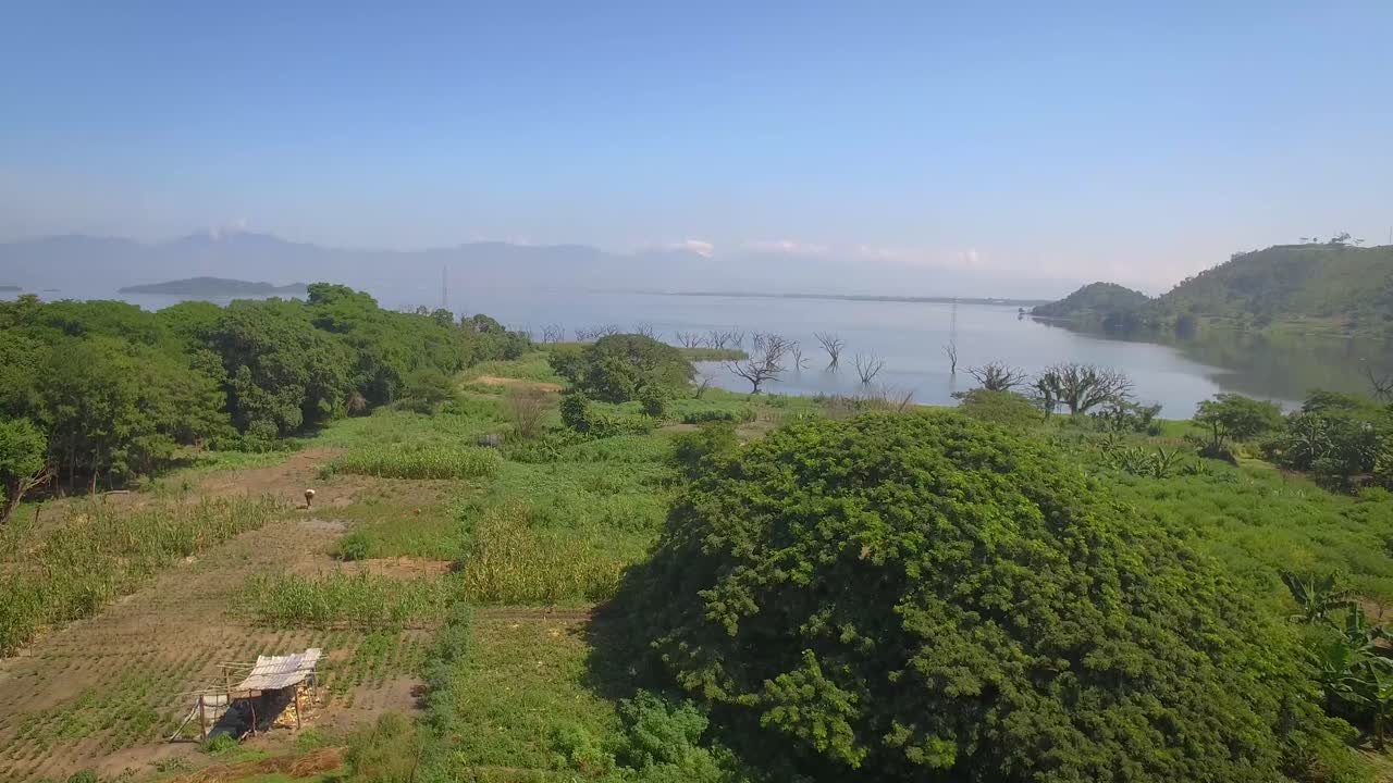 뒤에 호수가 있는 농장의 드론 샷