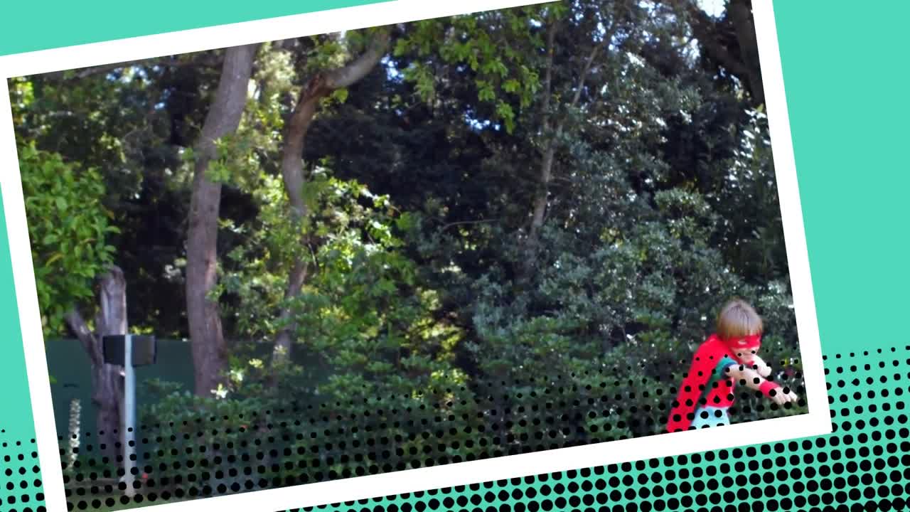 un niño jugando al superhéroe.