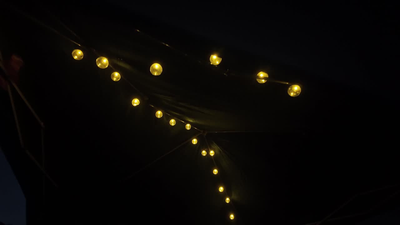 러시아 크리미아 의 어두운 하늘 을 배경 으로 한 줄 의 불빛 이 밤 을 비추고 있다