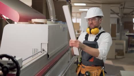 Ein-Wütender-Arbeiter-Schlägt-Sich-An-Den-Helm