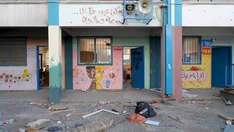 Avanzando-Cautelosamente-Entre-Escombros-Dispersos-Hacia-Un-Colorido-Aula-Palestina