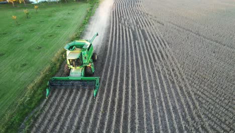 un agricultor cosecha una cosecha de soja en el noreste de wisconsin