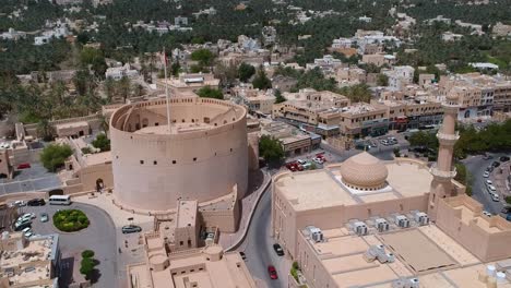 Aérea-De-Nizwa-Con-Fuerte-Histórico,-Castillo-Y-Murallas-En-El-Sultanato-De-Omán