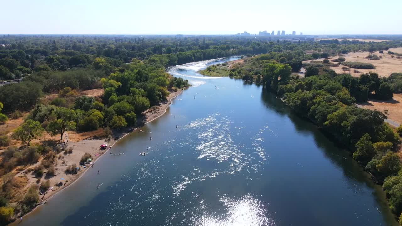 отличный снимок с воздуха людей, переходящих вброд реку америка в сакраменто, калифорния