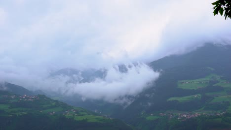 lapso de tiempo de enormes formaciones de nubes en las montañas en dolomitas