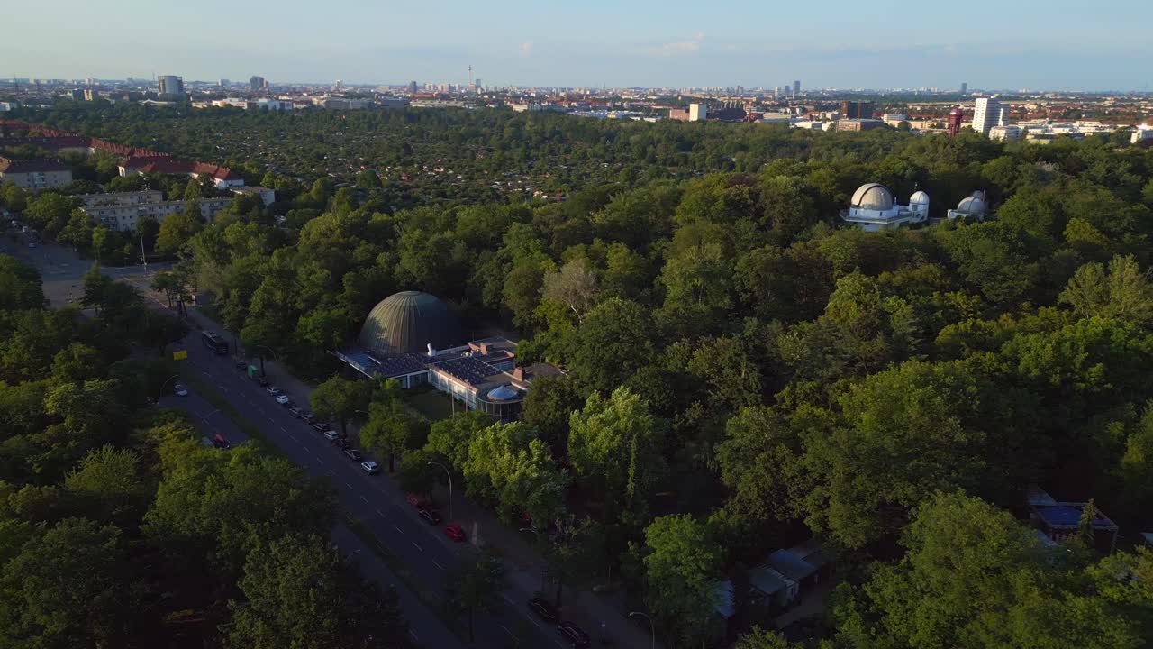 hermoso vista aérea de arriba vuelo planetario de la ciudad de berlín alemania en europa, día de verano 2023