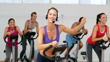 clase de spinning en un estudio de fitness dirigida por un instructor enérgico