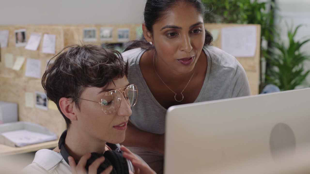 mujeres de negocios creativas ingenieras diseñan cúpula geodésica modelo 3d líder de equipo indio mujer entrenando colega en software informático en modernas oficinas de inicio diseñadores compartiendo proyecto de desarrollo