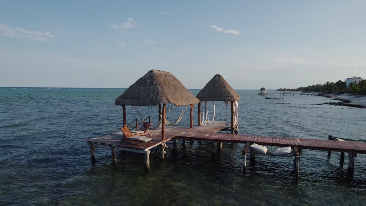 área de muelle de madera con pequeño edificio abierto de madera en la costa mexicana de alea, tulum, méxico