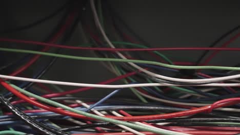 primer plano panorámico de cables eléctricos multicolores desordenados