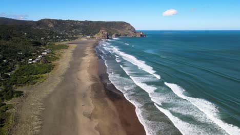 Vuelo-Panorámico-A-Lo-Largo-De-La-Playa-De-Arena-Negra-De-Piha-En-La-Costa-Oeste