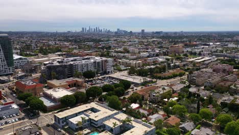 toma aérea descendente del centro de los ángeles desde hollywood