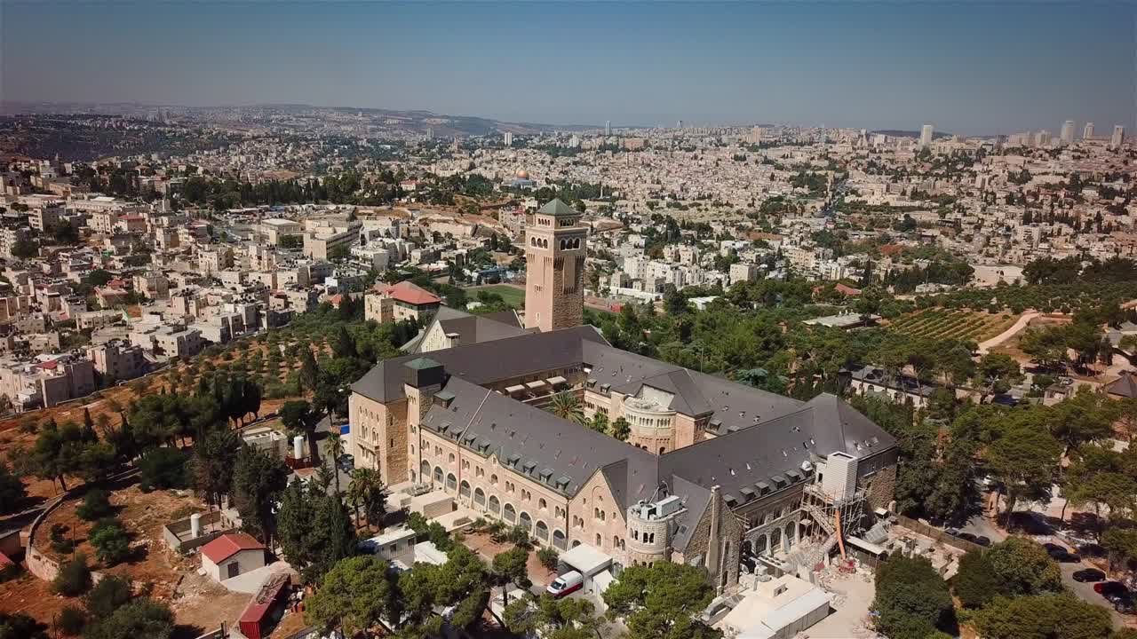 아우구스타 빅토리아 병원과 동 예루살렘을 날아다다.