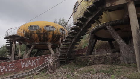 extraña escalera abandonada pueblo ovni ciudad fantasma en taiwán