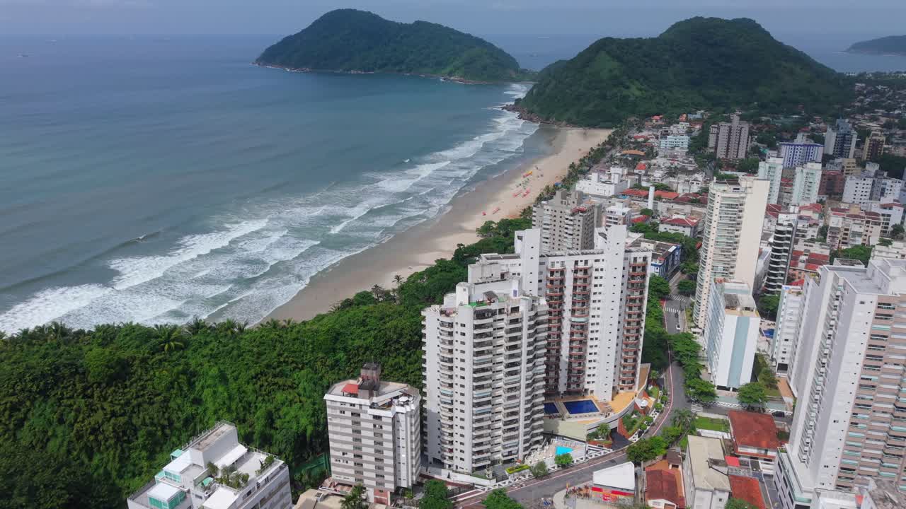 Praia do Tombo -ranta, jota reunustavat Morro do Malufin kukkulat ja Serra do Marin vuorijono Atlantin rannikolla Guarujássa, São Paulon osavaltiossa, Brasiliassa.