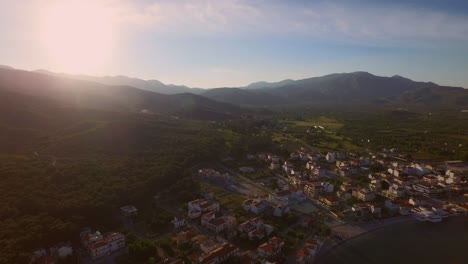 Luftaufnahme:-Ein-Kleines-Fischerdorf-Auf-Samos-Bei-Sonnenuntergang