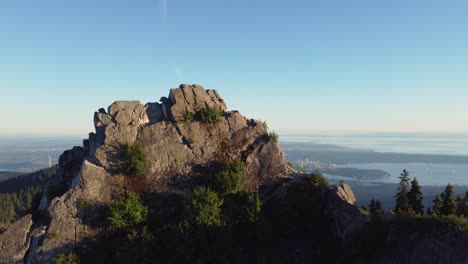 revelación aérea ascendente de vancouver desde la cima de la montaña de la corona rocosa - disparo de drones 4k