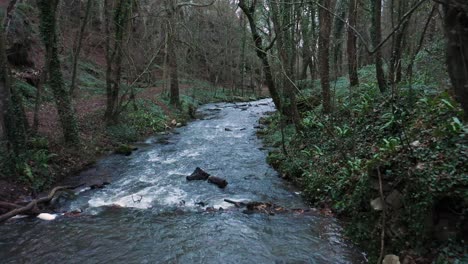 Drone-Vuela-Sobre-Un-Río-En-Normandía,-Francia