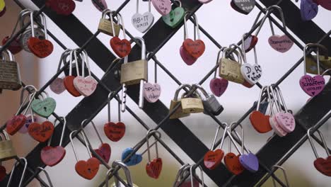 Puente-De-Bloqueo-Con-Muchas-Cerraduras-Metálicas-En-Forma-De-Corazón.