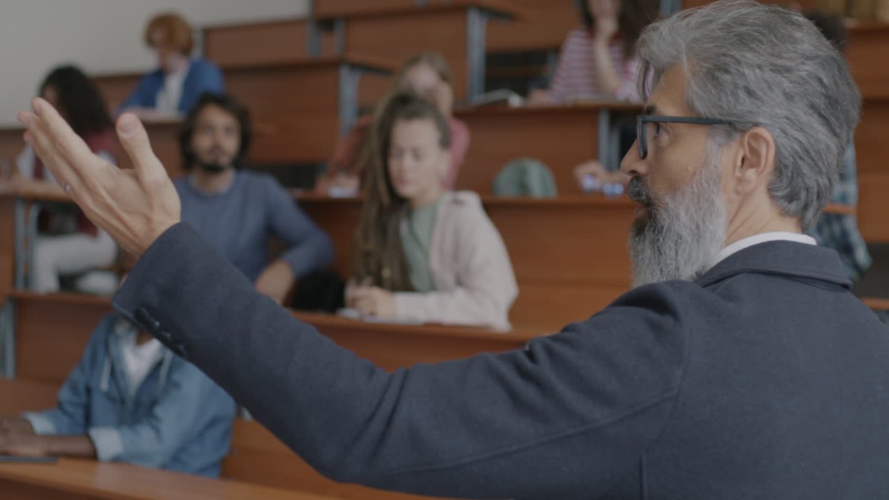 профессор читает лекцию в классе