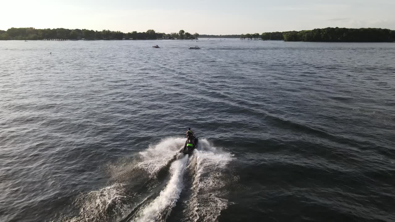 andar en moto de agua en el lago minnetonka durante el verano