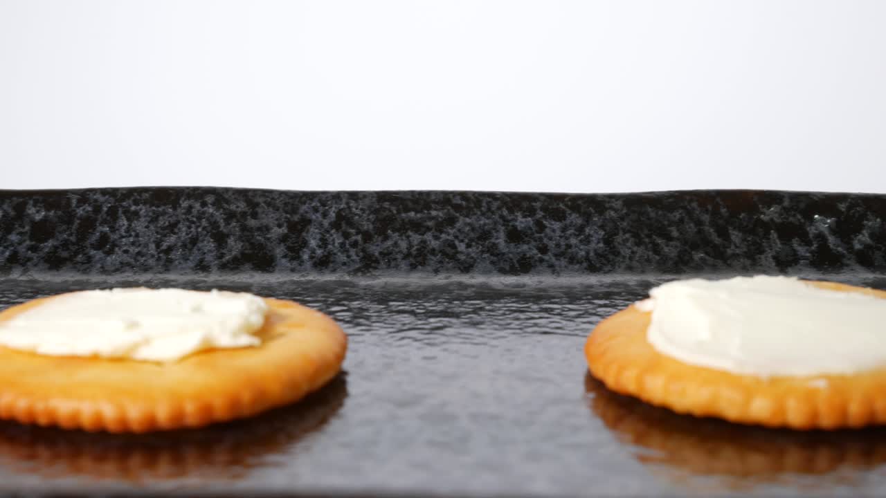 Round crackers with cream cheese