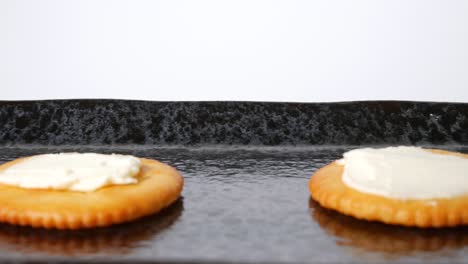 galletas redondas con queso crema