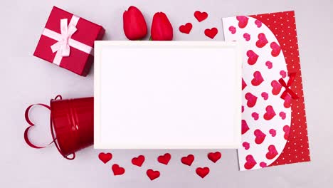 los accesorios del día de san valentín se mueven por uno alrededor del marco. detenga el movimiento