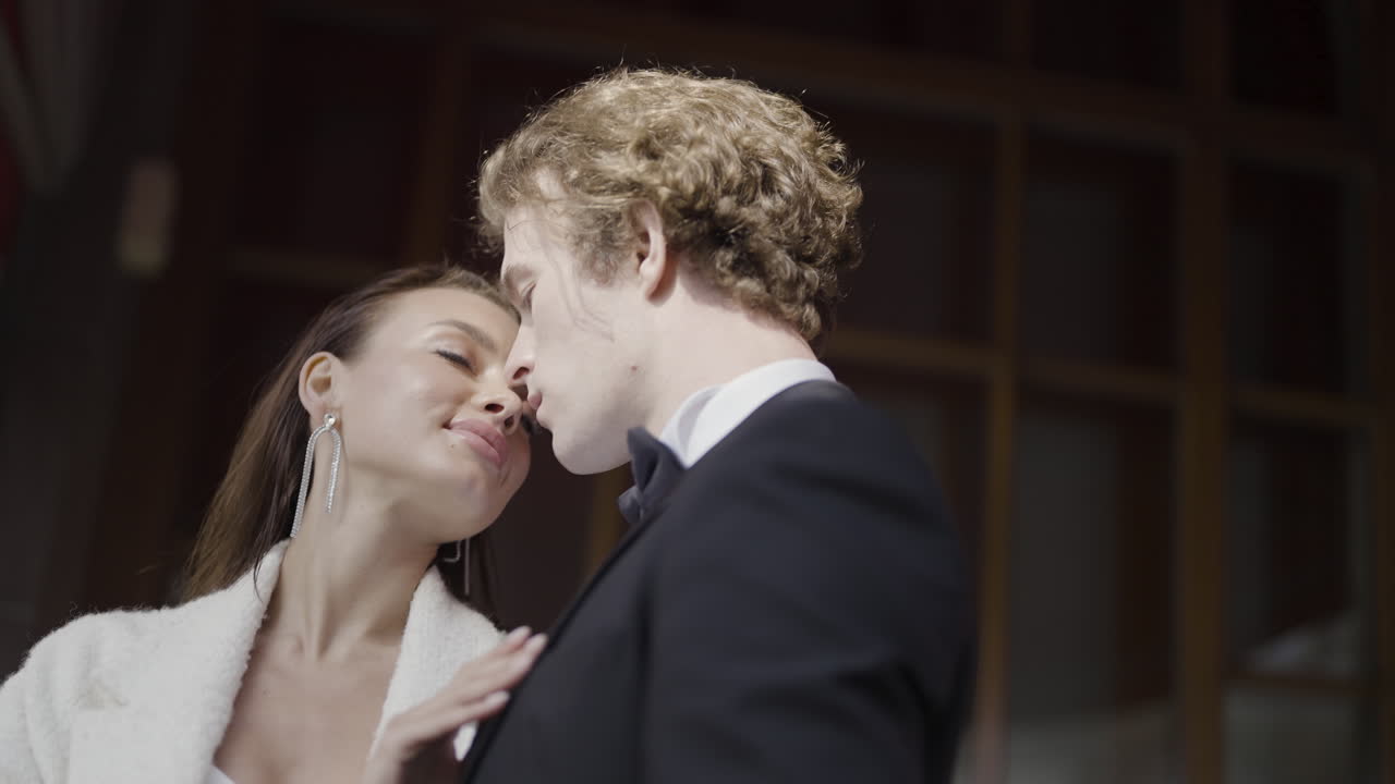 공식 의복 을 입은 부부 가 친밀 한 순간 을 나누고 있다