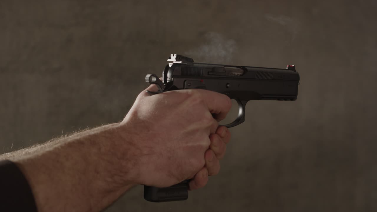 남성 손 발사 9mm 권총